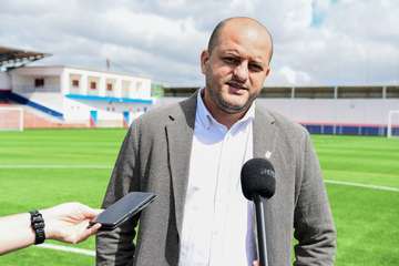 El campo de fútbol Pablo Hernández de Telde luce nuevo césped artificial/TA.